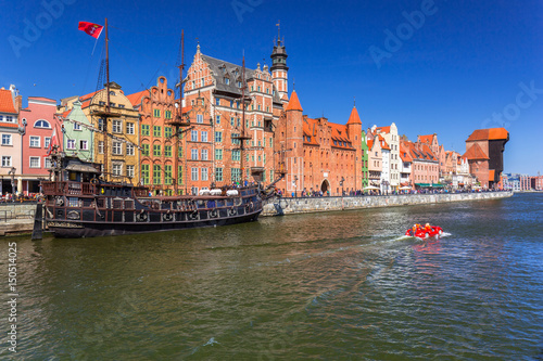 piracki-statek-i-historyczny-portowy-zuraw-przy-motlawie-gdansk-polska
