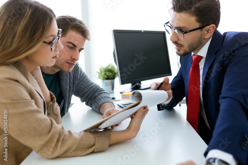 Cuadros en Lienzo Business man explaining terms of contract to his clients in the office