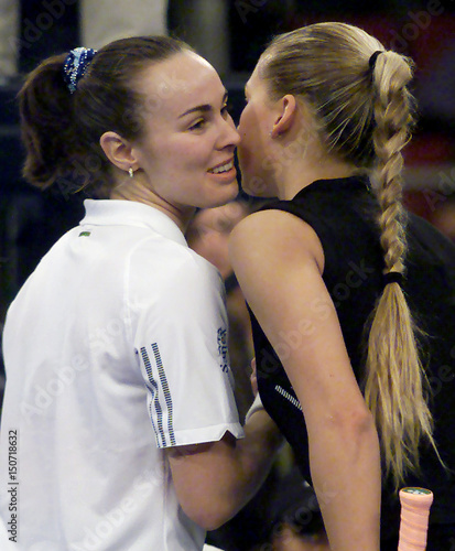 KOURNIKOVA AND HINGIS KISS AT NET AFTER SEMIFINALS AT CHASE CHAMPIONSHIPS.
