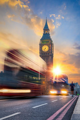 Fototapete - Big Ben in London bei Sonnenuntergang und Rushhour mit vorbeifahrendem Bus
