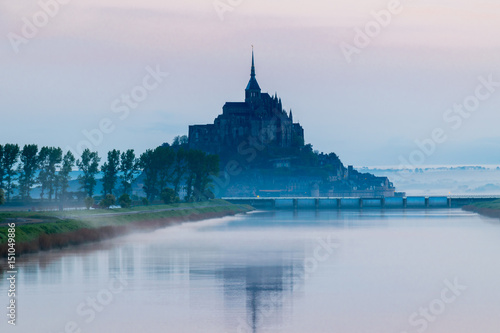 Plakat .Idylliczny wschód słońca przy Mont saint-michel opactwem, Normandy, Francja, zachodnia europa
