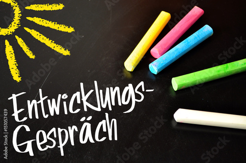 Tafel mit bunter Kreide un Entwicklungsgespräch Kindergarten Kita Stock