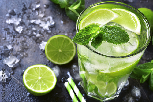 zimny-letni-napoj-mojito-w-wysokiej-szklance