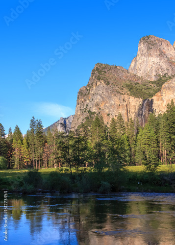 Photo Scenic View in Yosemite Valley with Waterfall and Lake