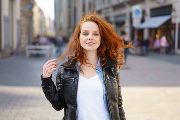 Canvas Print - frau mit roten locken ist in der stadt unterwegs