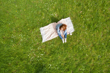 Wall Mural - frau entspannt im park