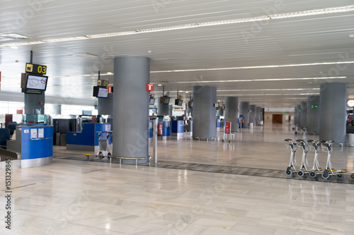 Zdjęcie XXL puste lotnisko - strajk, zagrożenie bombowe