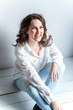 © Юлия Завалишина - Young woman sitting on the floor