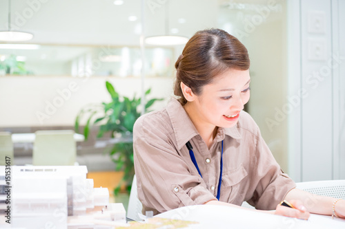 ビジネスイメージ 建築家 建築模型 女性 Stock Photo Adobe Stock