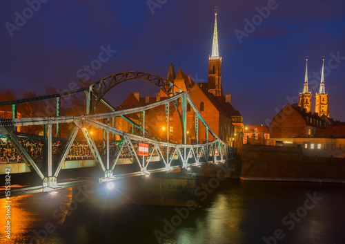 Zdjęcie XXL stare miasto Wrocław - most na wyspę Tumski oświetlone w nocy, Polska