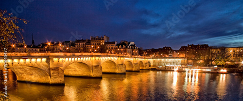 oswietlony-wieczorem-najstarszy-istniejacy-most-w-paryzu-pont-neuf