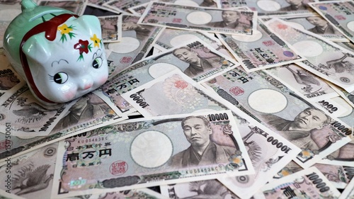 豚の貯金箱と一万円札 Adobe Stock でこのストック画像を購入して 類似の画像をさらに検索 Adobe Stock 豚の貯金箱と一万円札 Adobe Stock でこのストック画像を購入して 類似の画像をさらに検索 Adobe Stock