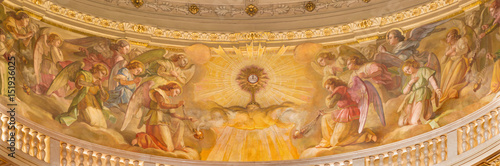 Cuadros en Lienzo TURIN, ITALY - MARCH 15, 2017: The fresco of Eucharistic adoration of angels in cupola of church Basilica Maria Ausiliatrice by Giuseppe Rollini (1889 - 1891)