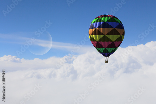 wzorzysty-balon-latajacy-nad-chmurami