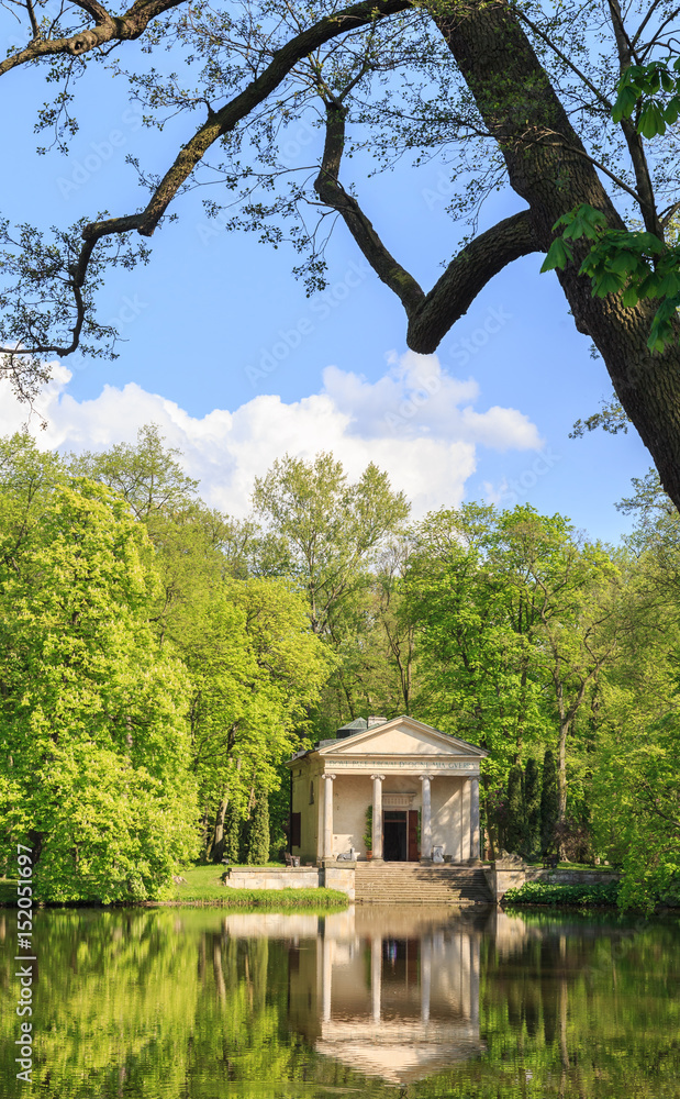Obraz na płótnie Arkadia koło Łowicza, w gminie Nieborów- Park Romantyczny w stylu angielskim. Widok Świątyni Diany nad zalewem rzeki Skierniewki w salonie