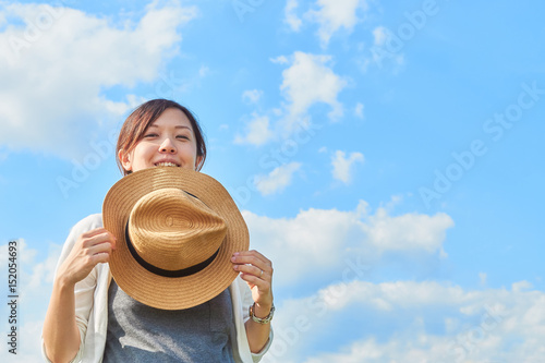 麦わら帽子を持つ若い女性 Stock Photo Adobe Stock 麦わら帽子を持つ若い女性 Stock Photo Adobe Stock