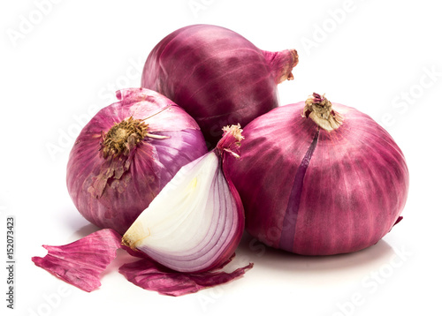 Fotografía The Fresh red onion sliced bulb and onion peel isolated on white background