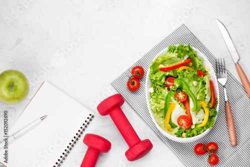 Zdjęcie XXL Zdrowy posiłek fitness ze świeżą sałatką. Pojęcie diety.