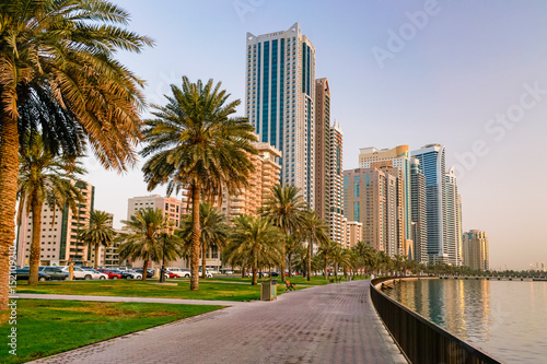 Obraz Dibond Sharjah. Latem 2016 roku. Stolica kultury ZEA, nowoczesna metropolia miejska o świcie.