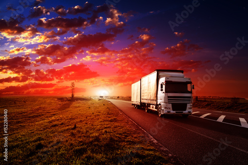 Zdjęcie XXL ciężarówka na autostradzie