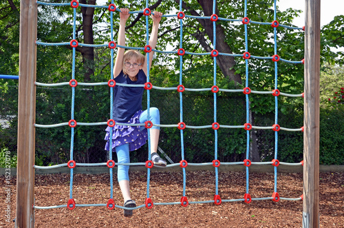 Kind auf Klettergerüst, klettern – kaufen Sie dieses Foto und finden