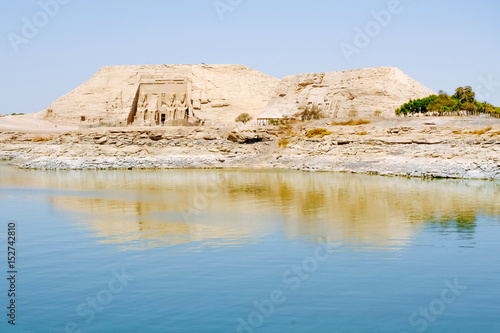 Photographie The Great Temple of Ramesses II view from Lake Nasser, Abu Simbel, Egypt