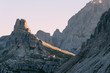 Sonnenaufgang am Paternsattel mit Blick auf die Drei-Zinnen-Hütte und den Toblinger Knoten in den Dolomiten, Italien