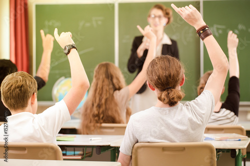 Cuadros en Lienzo Lehrerin oder Dozent steht im Unterricht vor einer Tafel und unterrichtet Schüle