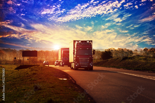 Zdjęcie XXL ciężarówka na autostradzie