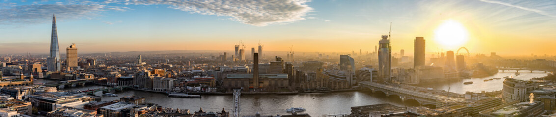 Fototapete - Sonnenuntergang über der neuen Skyline von London, Großbritannien