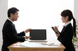© aijiro - 打ち合わせするビジネスマンとビジネスウーマン