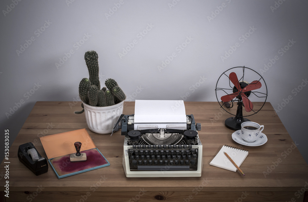 maszyna do pisania na biurku i kaktus - obrazy, fototapety, plakaty 