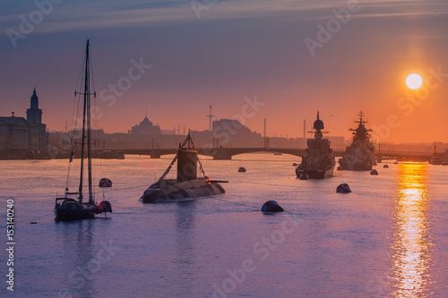 Plakat Parada okrętów wojennych. Święto wojskowej marynarki wojennej. Petersburg.
