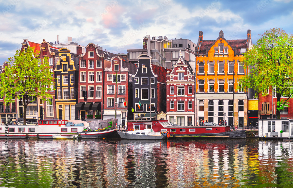 Obraz na płótnie Amsterdam Netherlands dancing houses over river Amstel landmark w salonie