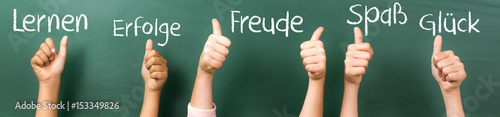 kinderhände zeigen daumen hoch Poster Mural XXL