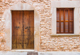 Fototapeta Desenie - Haus Holz Tür Rustikal mit Fensterladen und Stein Mauer Detail Ansicht