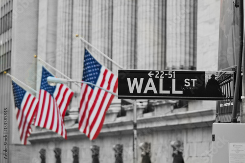 Mata magnetyczna Wall street znak z naciskiem na znak, niewyraźne tło flagi amerykańskiej