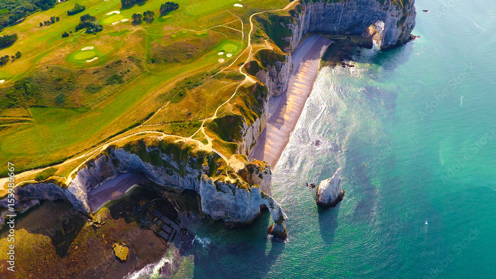 Photographie aérienne des falaises d'Etretat, en Normandie. La célèbre arche de calcaire blanche, France - obrazy, fototapety, plakaty 