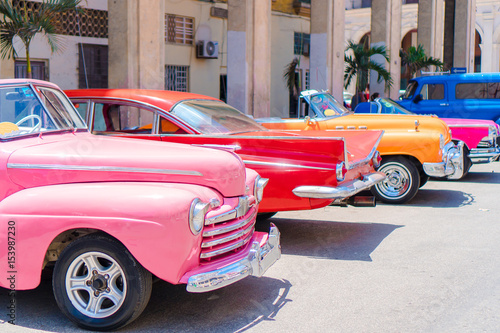Dekoracja na wymiar  kolorowy-amerykanski-klasyczny-samochod-na-ulicy-w-hawanie-na-kubie