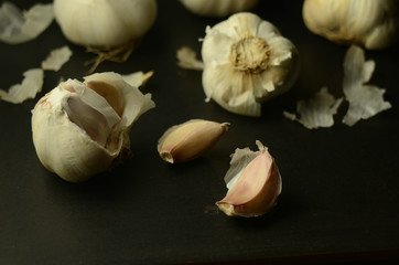 garlic cloves and bulbs