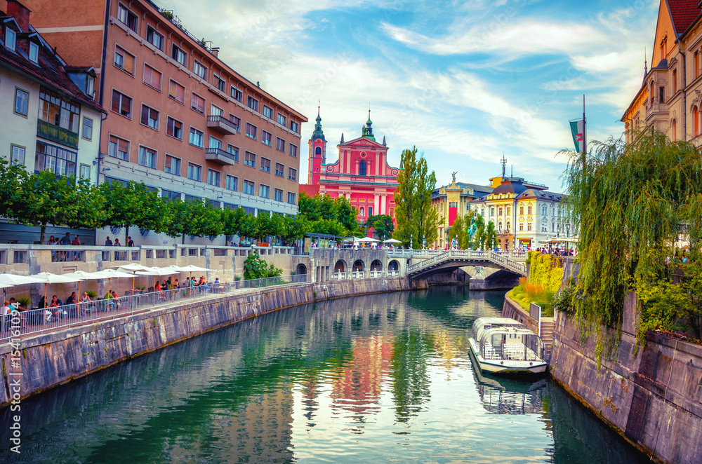 Obraz na płótnie Cityscape view on Ljubljanica river canal in Ljubljana old town. Ljubljana is the capital of Slovenia and famous european tourist destination. w salonie