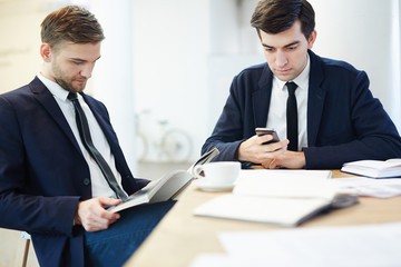 Two young brokers having break between work