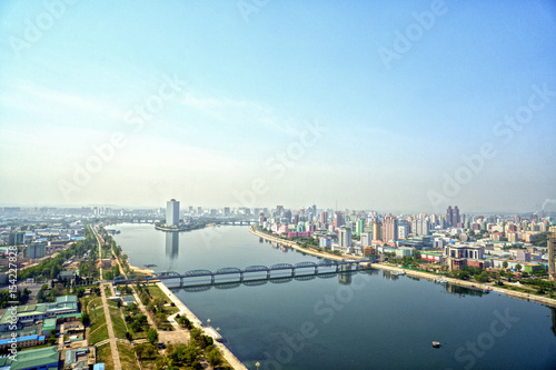 Plakat Rano panoramiczny widok na Pjongjang. KRLD - Korea Północna. 02 maja 2017.
