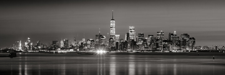 Fototapete - Panoramic view of Lower Manhattan Financial District skyscrapers in Black & White at dawn from New York City Harbor