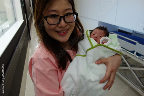 Fotografija  赤ちゃんを抱っこするママ　産科入院中　出産当日