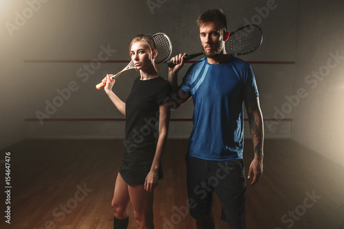 Dekoracja na wymiar  mezczyzni-i-kobiety-grajacy-w-squasha-z-rakietami