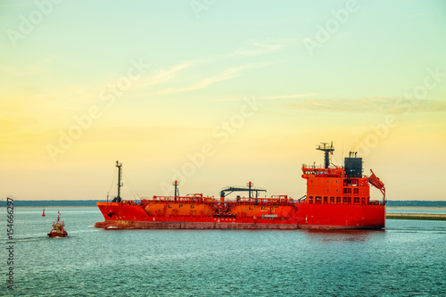 Fotografía Pilot ship catches LPG tanker ship during sunrise.