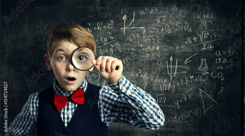 Obraz na płótnie Dziecko lupy, amazed School Kid, Student Boy z Magnifier Study Matematyki, Edukacja matematyczna