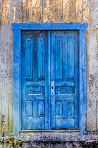 Dekoracja na wymiar  stare-niebieskie-drzwi