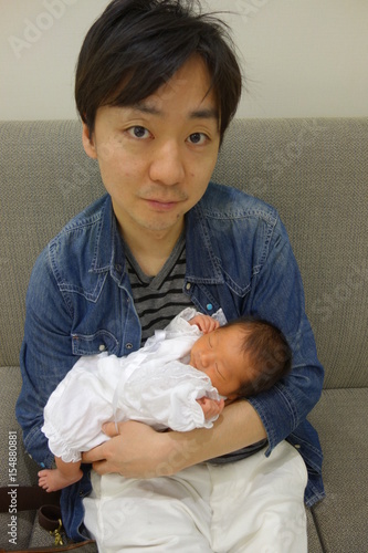 赤ちゃんを抱っこするパパ 産科 生後5日目 Stock Photo Adobe Stock 赤ちゃんを抱っこするパパ 産科 生後5日目 Stock Photo Adobe Stock